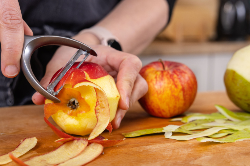 Äpfel schälen