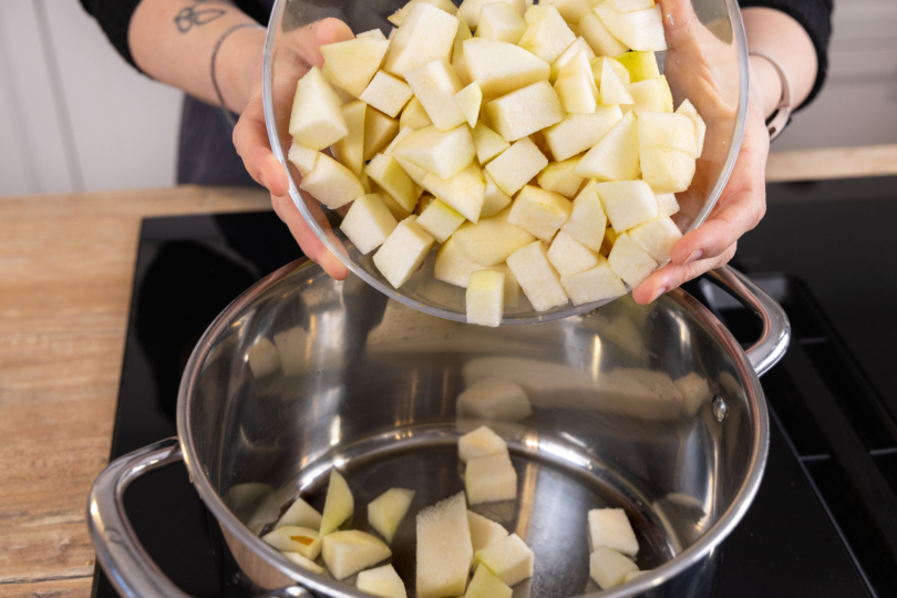 Birnenstücke in einen großen Topf geben