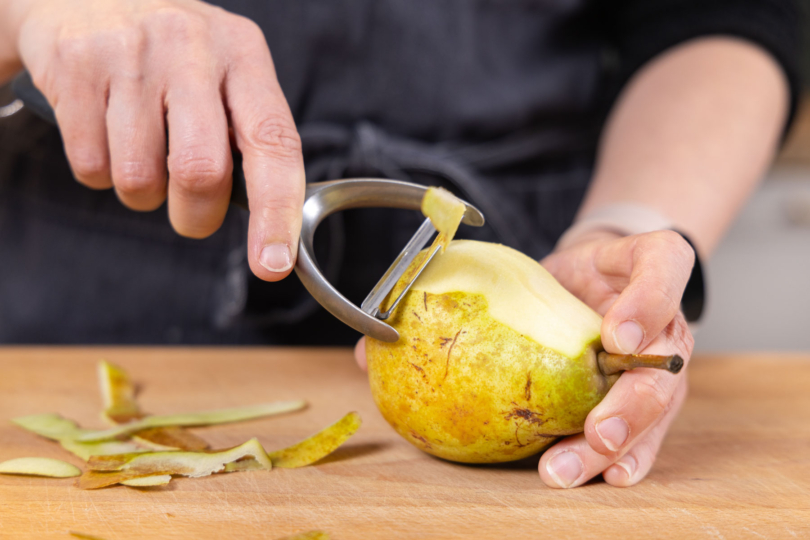 Birnen schälen