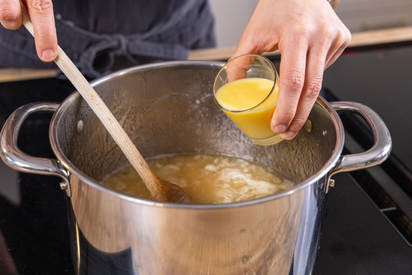 Eierlikör dazugeben