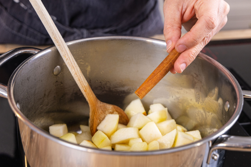 Zimtstange in den Topf geben