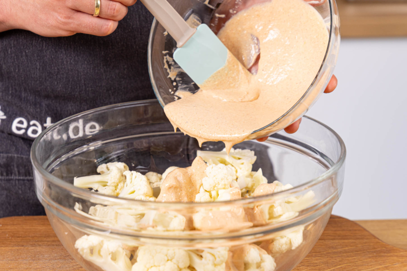 Blumenkohlröschen mit der Panade vermischen