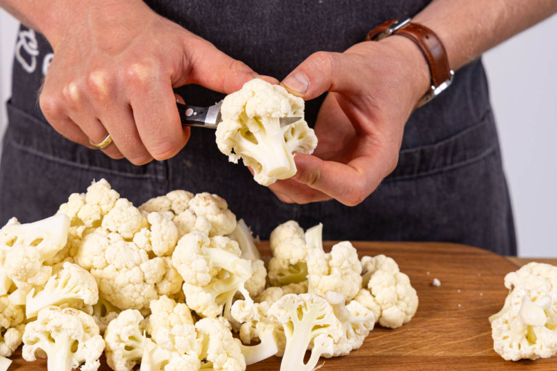 Blumenkohl in gleichmäßige Röschen schneiden