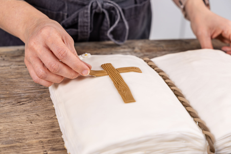 Buchtorte dekorieren