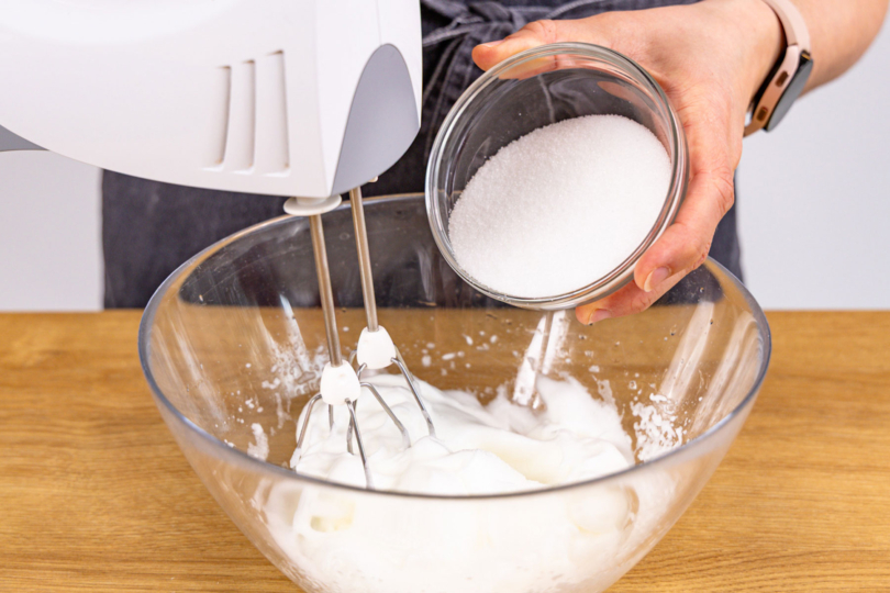 Eischnee mit Zucker aufschlagen