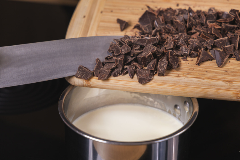 Schokolade in Milch schmelzen