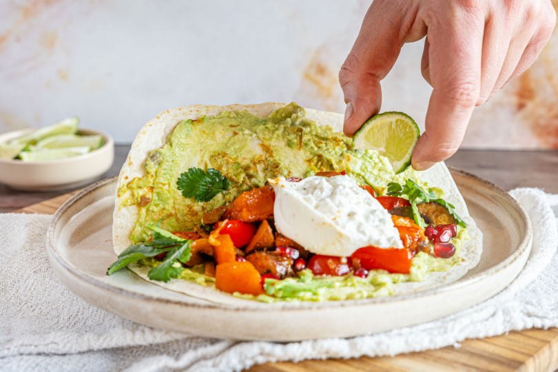 Burrata Tacos mit Limettensaft würzen