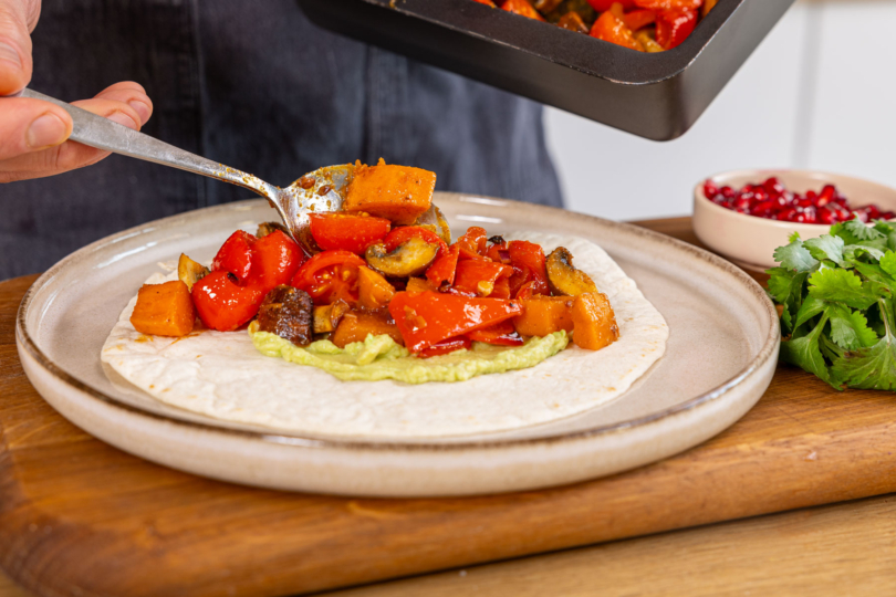 Gemüse auf den Wrap geben