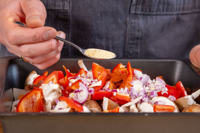 Gewürze zum Gemüse geben
