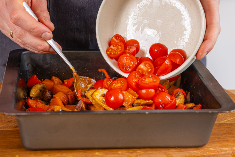 Tomaten zum Gemüse geben