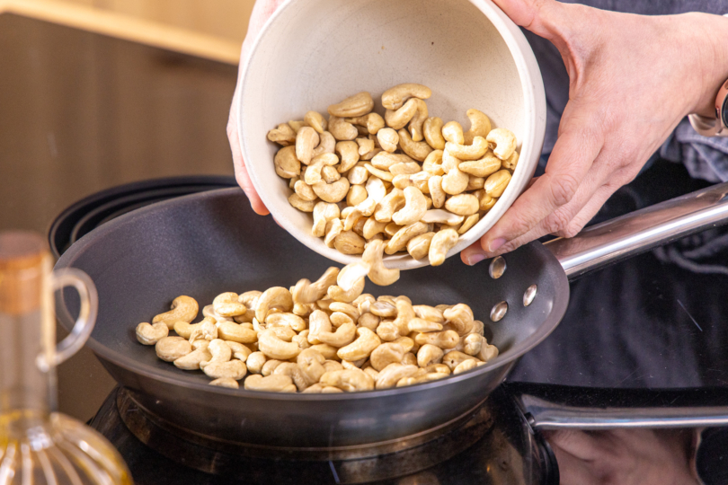 Nüsse in die Pfanne geben
