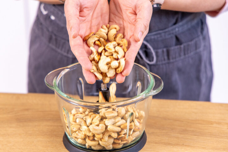Cashews in den Mixer geben