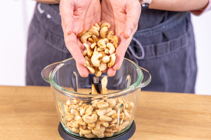 Cashews in den Mixer geben