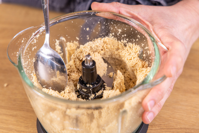 Nussmus vom Rand lösen