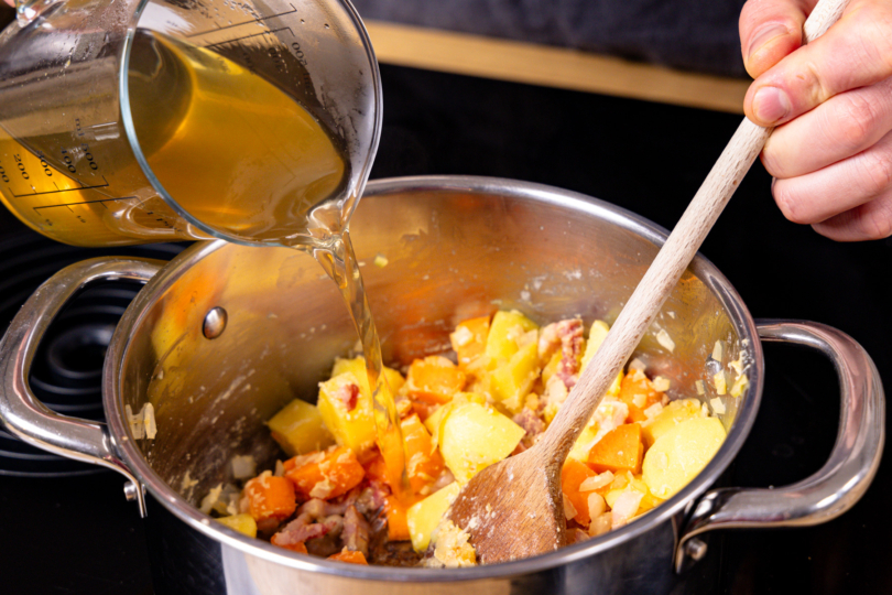 Bratgut mit Gemüsebrühe aufgießen