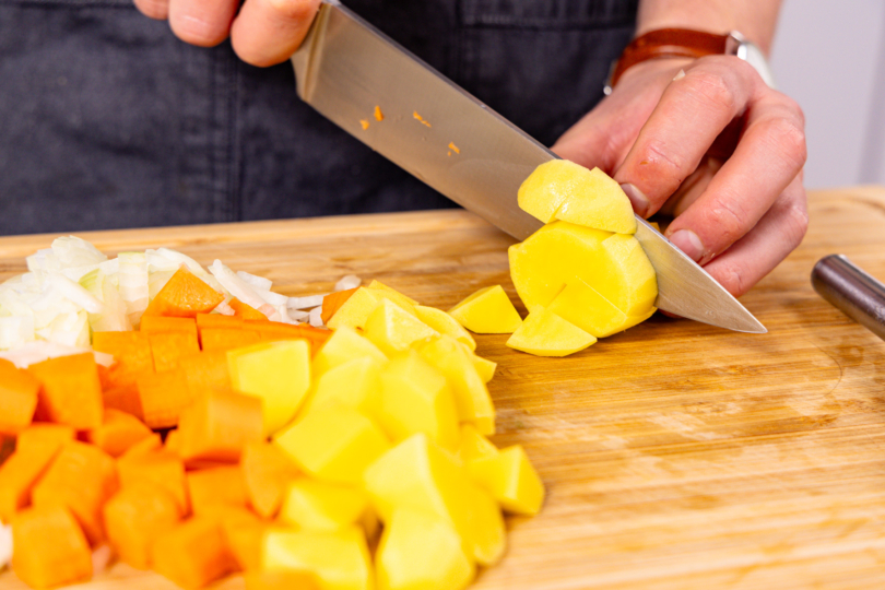 Gemüse in mundgerechte Stücke schneiden