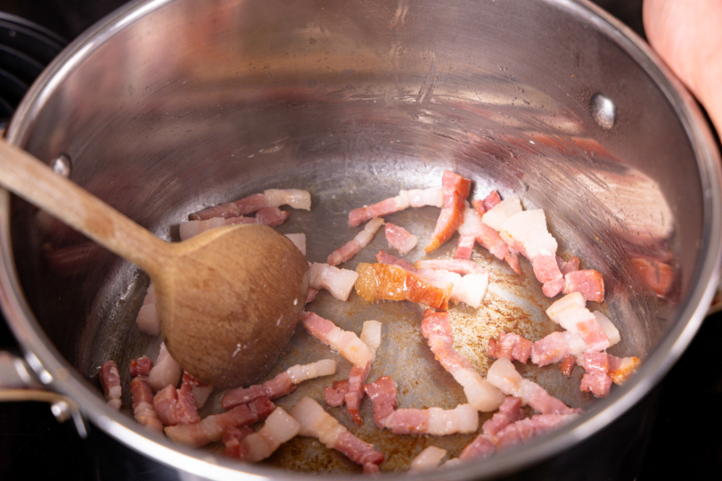 Speck im Topf auslassen