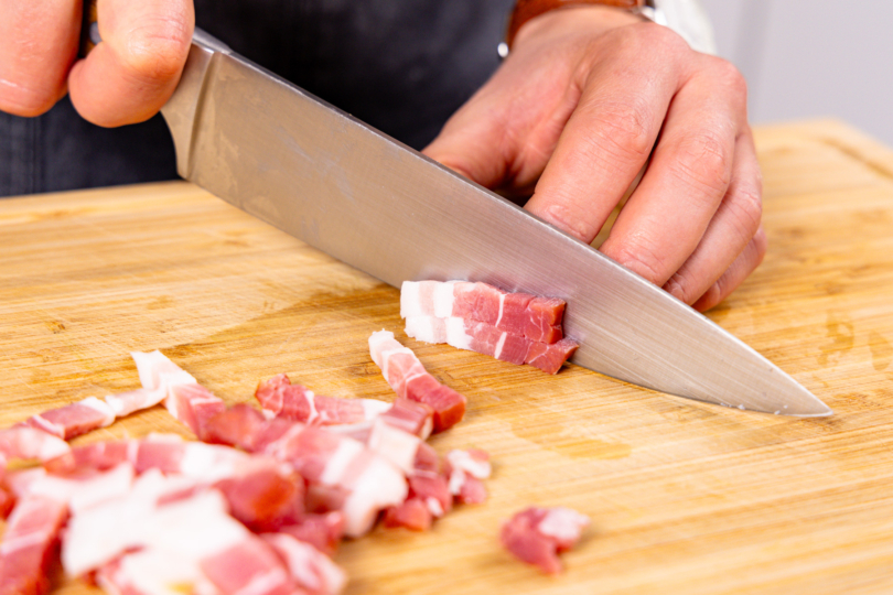 Speck in Streifen schneiden