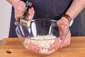 Knoblauch pressen