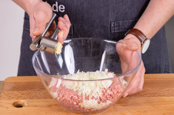Knoblauch pressen
