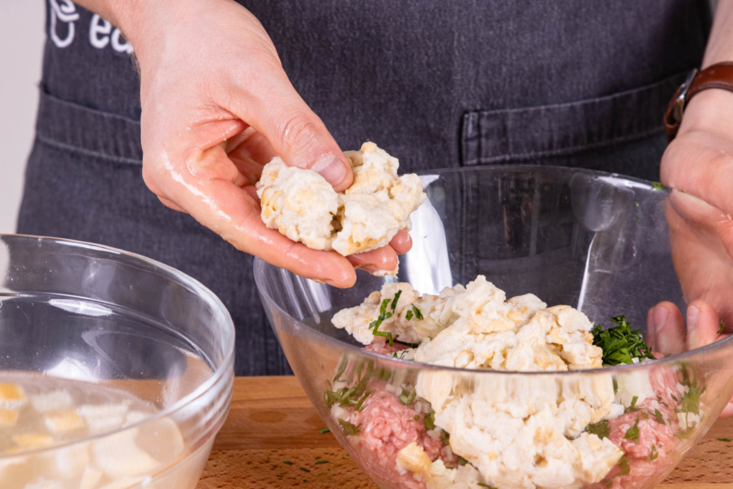 Brötchenwürfel hinzugeben