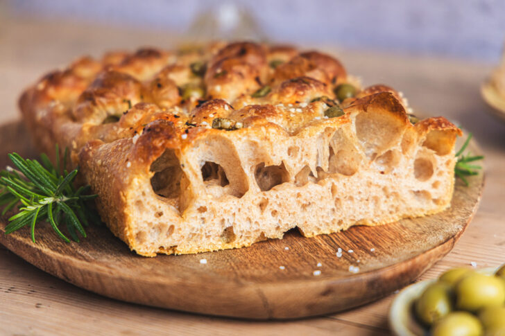 Focaccia mit Sauerteig und Oliven