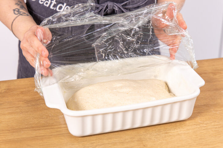 Focaccia Teig abdecken und ruhen lassen