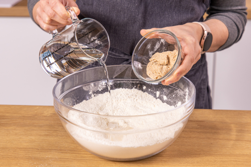 Wasser und Sauerteig dazugeben