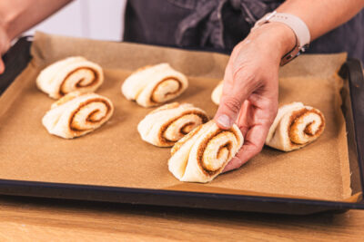 Franzbrötchen aufs Backblech legen