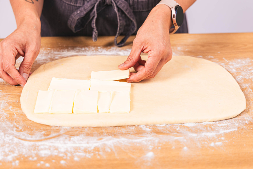 Butter auf Teighälfte verteilen