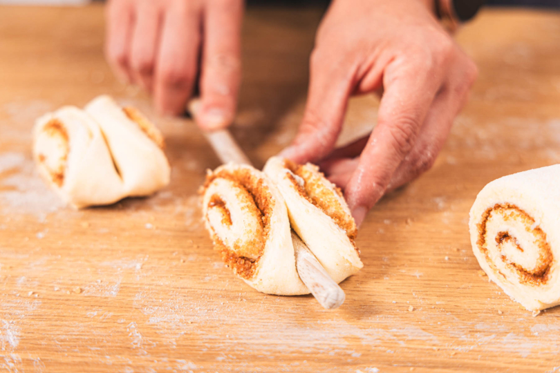 Franzbrötchen mit Löffelstiel eindrücken