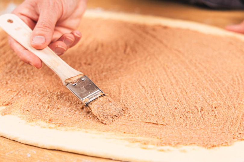 Füllung auf dem Teig verstreichen