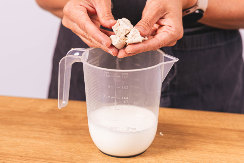 Hefe zur Milch geben