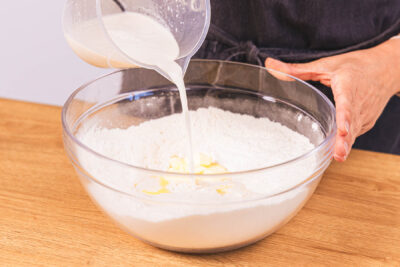 Hefemilch zum Mehl in die Schüssel gießen