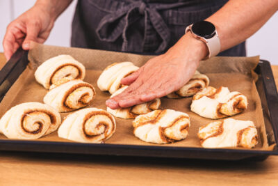 Franzbrötchen platt drücken