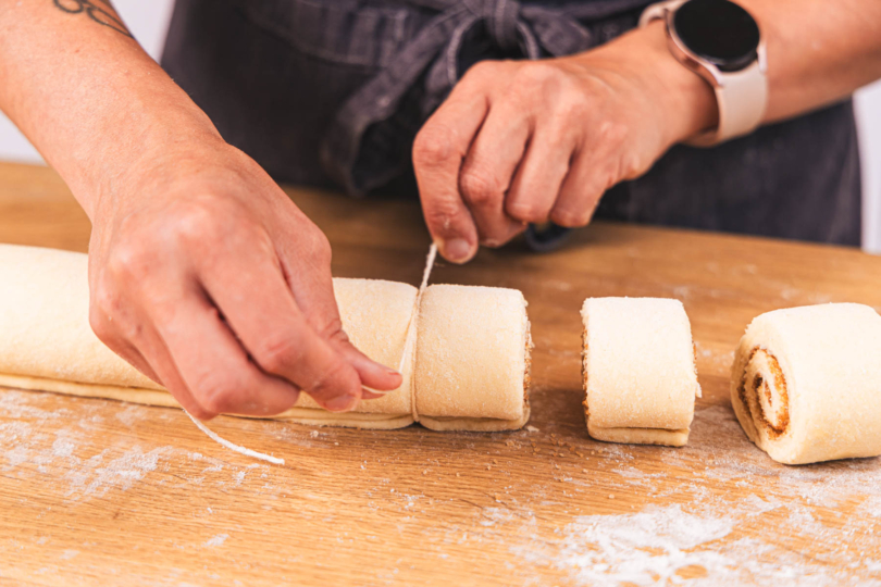 Stücke von der Teigrolle abtrennen
