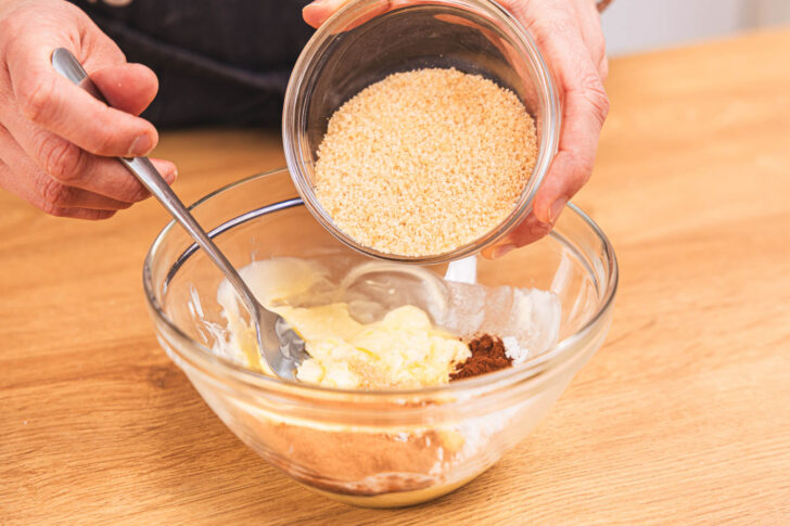 Zucker zur Butter geben