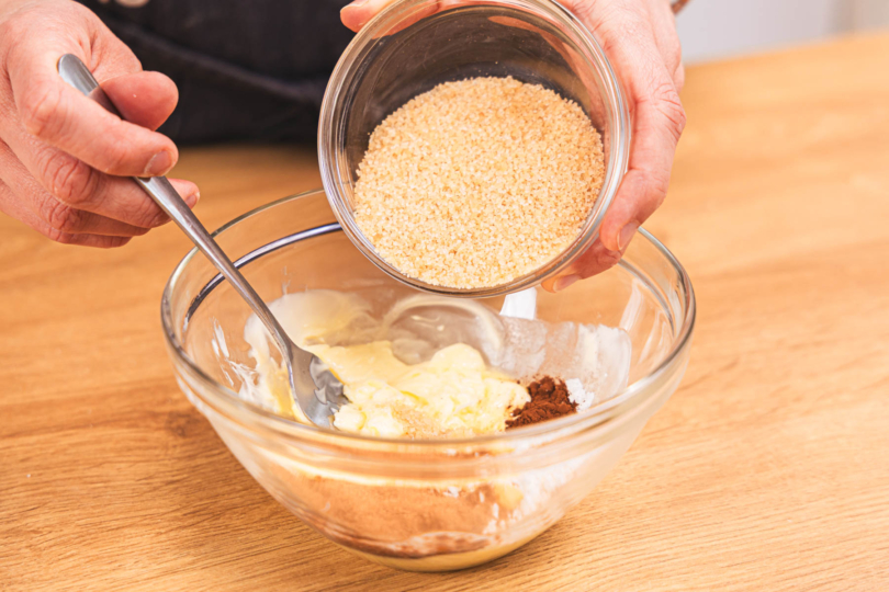 Zucker zur Butter geben