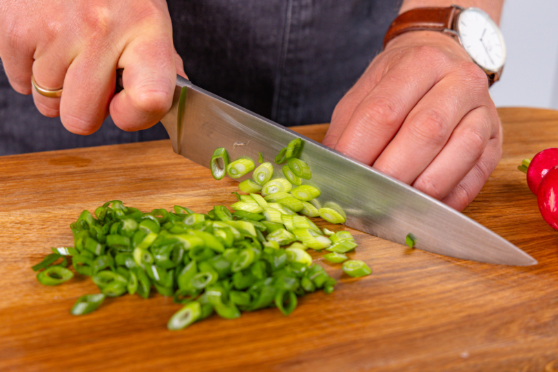 Frühlingszwiebeln in Ringe schneiden