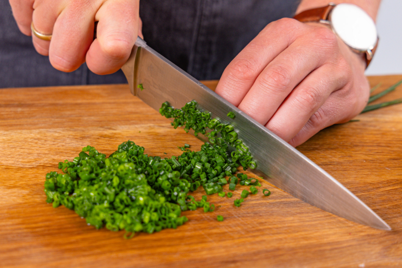 Kräuter fein schneiden
