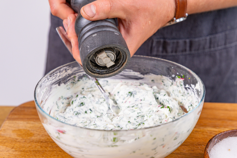 Frühlingsquark mit Pfeffer würzen