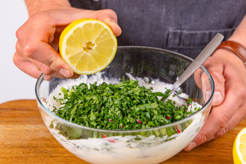 Zitronensaft zum Quark geben und abschmecken