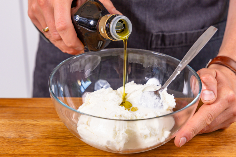 Olivenöl zum Magerquark geben