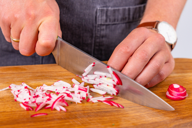 Radieschenin Streifen schneiden