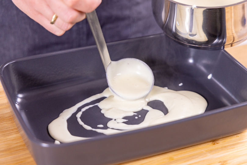 Bechamelsauce in die Form geben