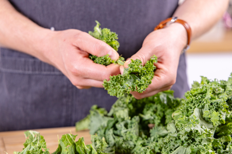 Grünkohlblätter abzupfen