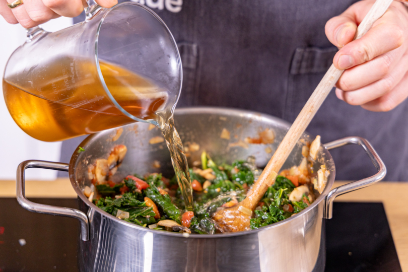 Gemüsebrühe dazu gießen