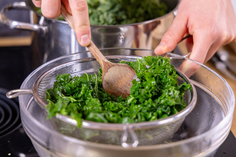 Grünkohl ausdrücken