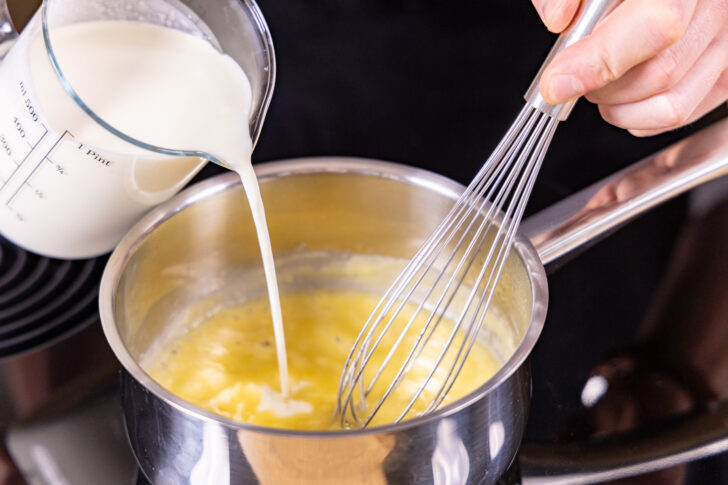 Milch und Sahne dazugeben