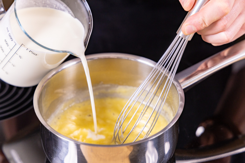 Milch und Sahne dazugeben